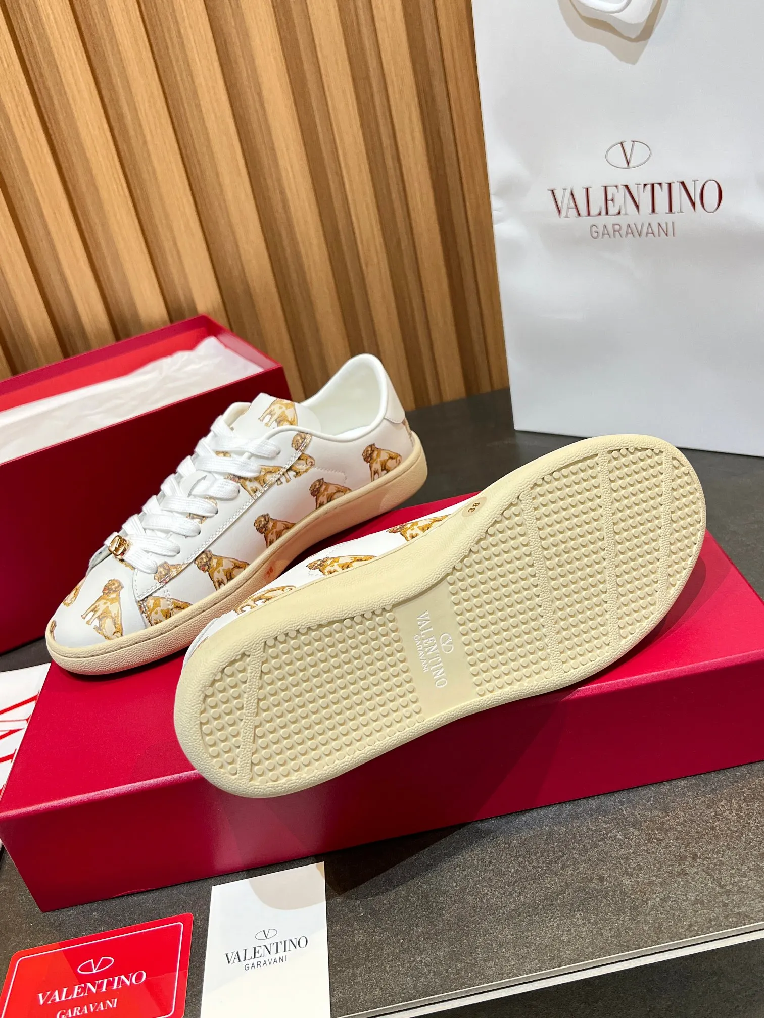 [Valentino] P: 640💰 Couple style, size: women 35-40▪️men 39-44 (45. Customized) Valentino VLTN casual shoes 2025 latest moral training shoes I can't put it down. Seiko details of cowhide sneakers, retro fashion, simple and advanced, casual matching. 1:1 restoration! Top luxury masterpiece, lace-up design, soft and comfortable imported calfskin brings excellent and elegant texture and excellent foot comfort. Top purchasing version upper: imported calfskin surface/original oil edge process + printing process. Inner lining: water-dyed cowhide lining. Outsole: original development 𝐓𝐏𝐔 two-color combination outsole. Packaging: full package with original configuration.
